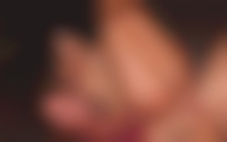 Baise torride en nocturne pour un blonde et une brune aux gros seins dans un bar du bord de plage