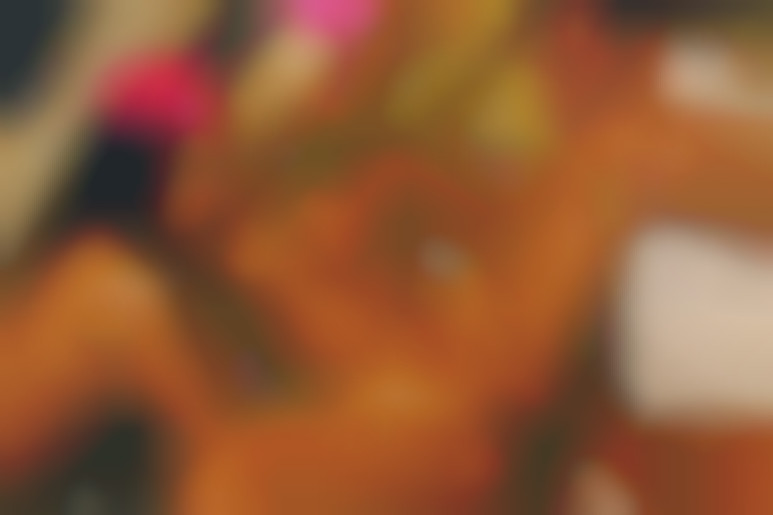 Trio Hard en plein ciel pour deux hotesses de l'air soumises à leur commandant de bord