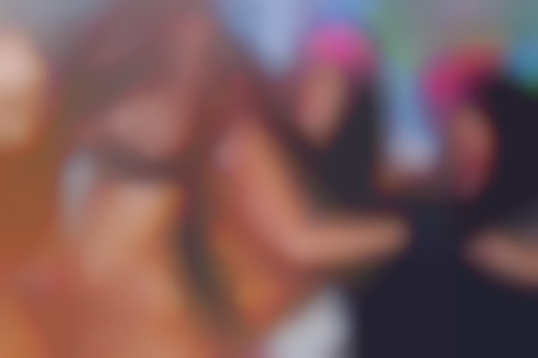 Escale animée et plaisirs hard pour deux hotesses de l'air gourmandes et insaciables