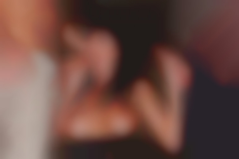 Deux etalons pour la belle Melissa Lauren au top du hard