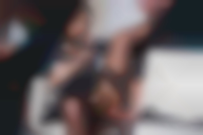 Cocktail sexuel pour cette petite brune