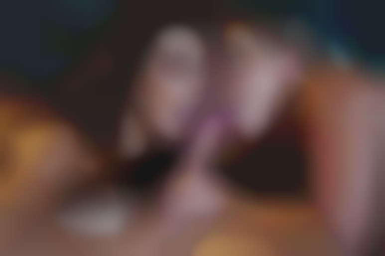 Mari et amie sous ses ordres