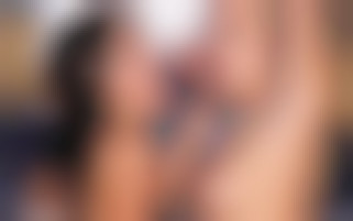 Orgie hard et fellation a fond sur la plage pour trois belles vacancières a gros seins
