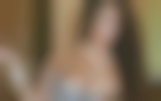 Trio hard au bord de la piscine pour la divine oksana et ses courbes parfaites