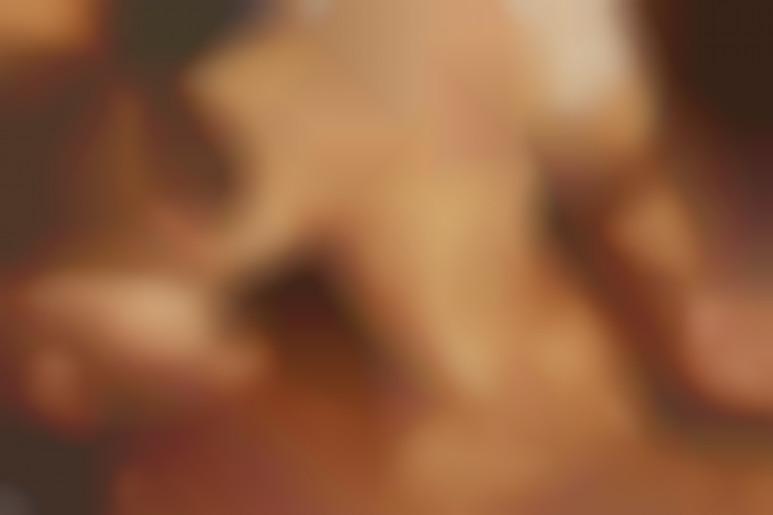 Deux belles lesbiennes lascives en lingerie s'offrent aux plaisirs saphiques 