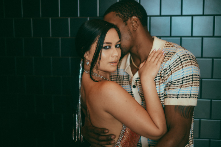 Un murmure derrière la porte