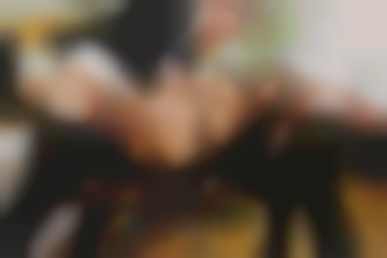 Unter dem Schreibtisch von Lana und Alyssia