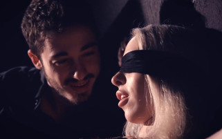 Verlockung mit verbundenen Augen