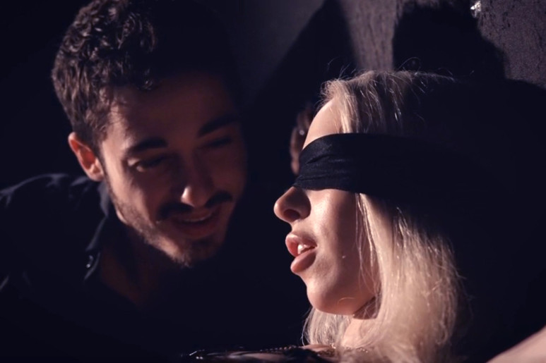 Verlockung mit verbundenen Augen