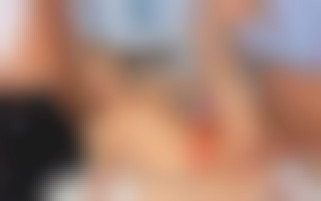 2 hommes et Rebecca Volpetti