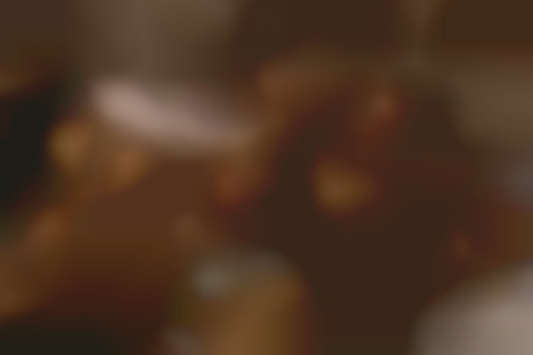 Désormais experte, la belle et chaude Laure depucelle un jouvenceau