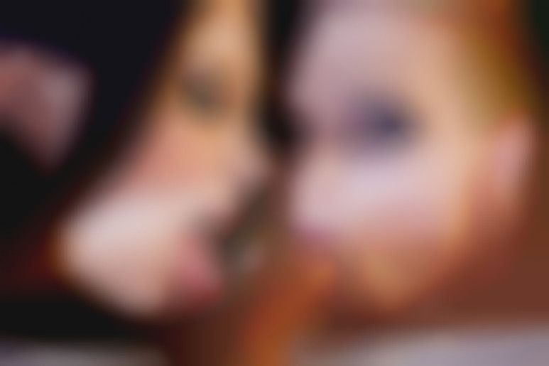 Anna Polina et Tarra White se tapent un inconnu à la piscine