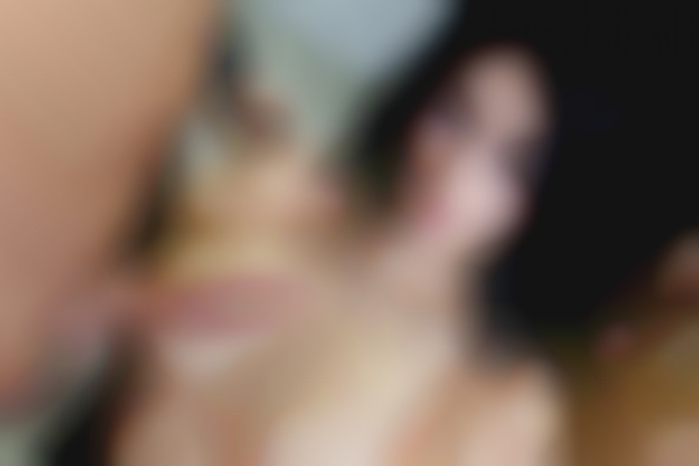 Anna Polina dans les toilettes de la boite avec ses 2 copines