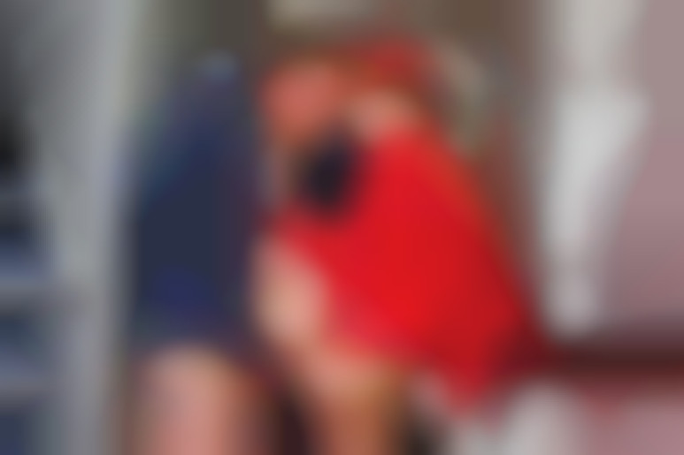 Elena Koshka, hôtesse de l'air attentionnée