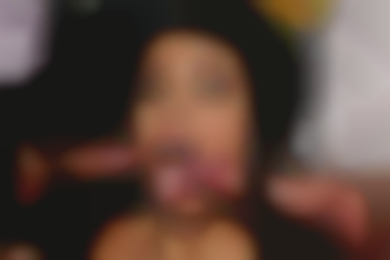 La veuve se fait consoler par 3 hommes dans un parking