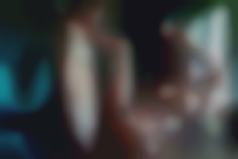 Deux sublimes brunes s'amusent avec leur employé