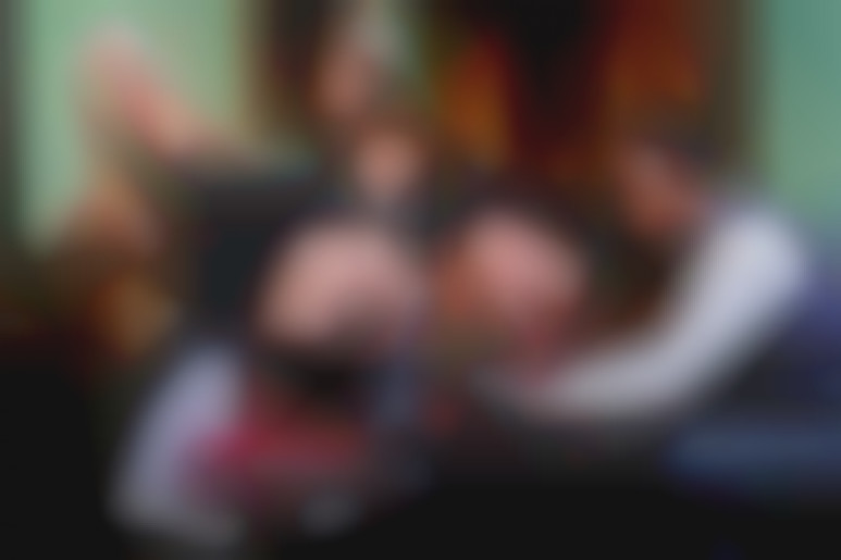 Deux soubrettes s'amusent avec le major d’homme