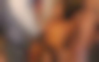 Une soubrette très gourmande se fait prendre en gang bang