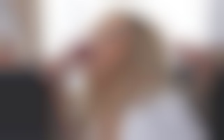 Lola Rêve prise par deux mecs sur le bureau