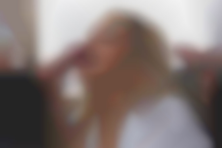 Lola Rêve prise par deux mecs sur le bureau