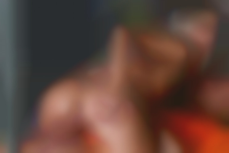 Une blonde baisée en cellule devant son mari