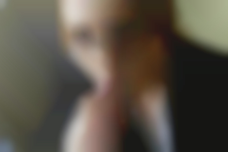 Jeune nympho à lunettes