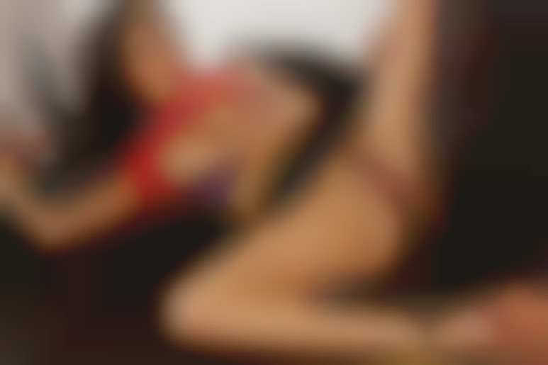 Anissa prise en double pénétration sur le bureau