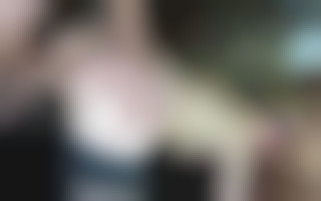 Le mari fait une surprise à sa femme et double son plaisir