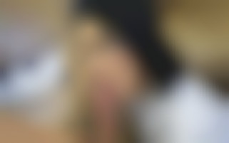 L'hotesse de l'air Claire Castel soigne son passager