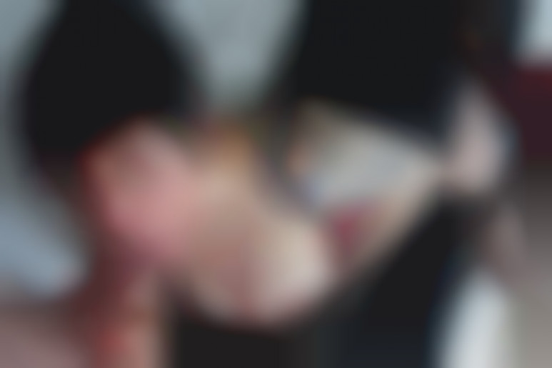 Üppiger Cougar auf der Suche nach Vergnügen auf dem Deich