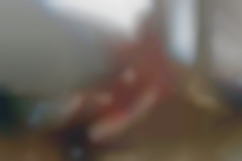 In einer Scheune, während Freunde zusehen