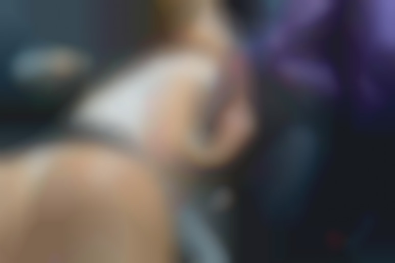 Satin, sodomisée dans les toilettes du restaurant