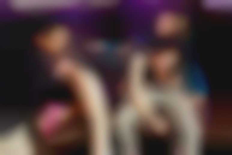 Tifanny Dolls s'offre à 2 hommes en boite de nuit