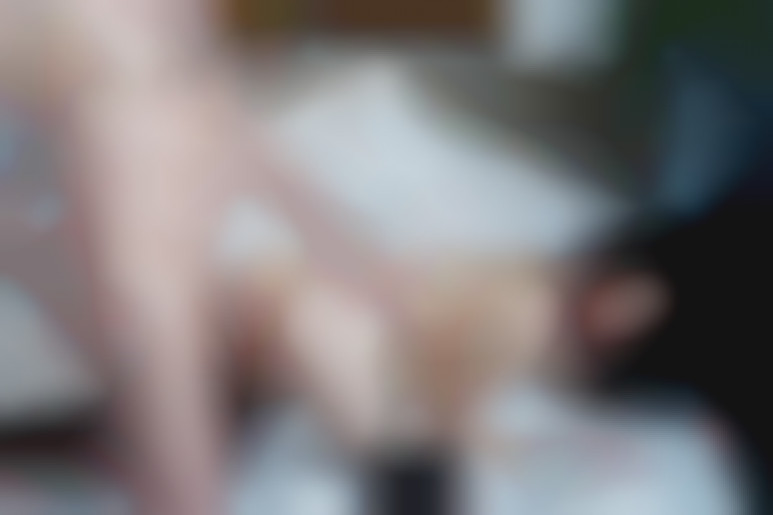 Elle regarde son amie se faire baiser