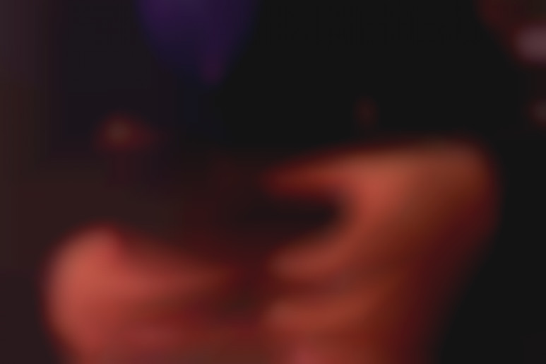 Er hilft seiner schönen Arbeitskollegin, etwas Dampf abzulassen