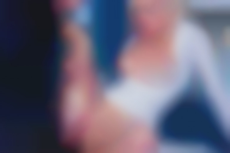 Blonde très coquine et prête à tout pour réussir