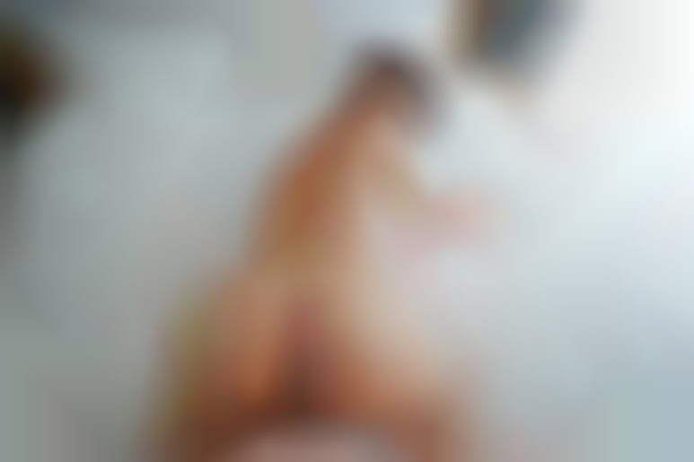 Eine nerdige Schönheit vor dem Frühstück