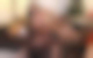 Divertissement entre MILFs : le serveur se joint à la fête