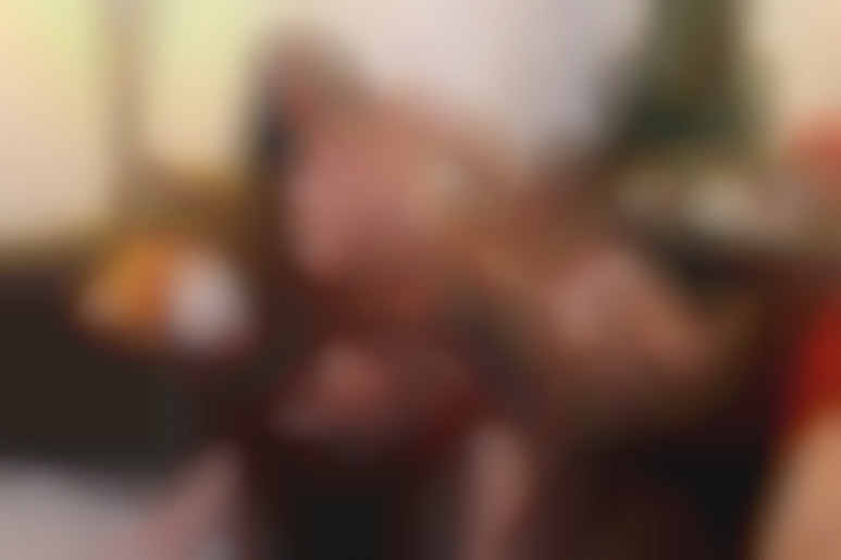 Entertainment between MILFs: the waiter joins the party