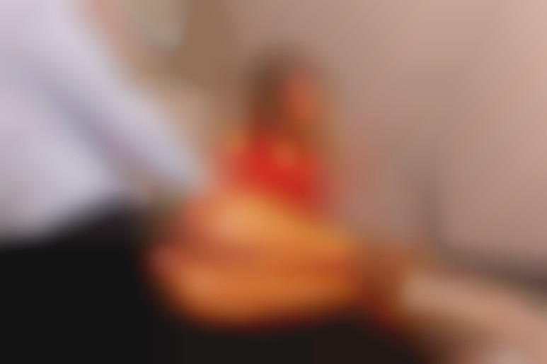 La jolie décoratrice rassure son client