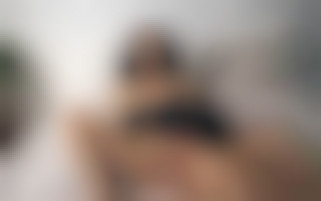 Sinnlicher Sex im Schlafzimmer mit der schönen Luna Okko