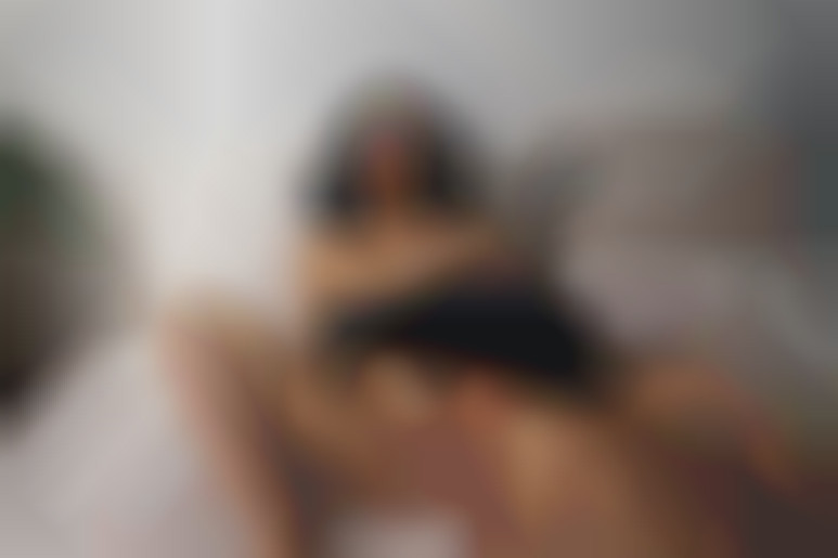 Sinnlicher Sex im Schlafzimmer mit der schönen Luna Okko