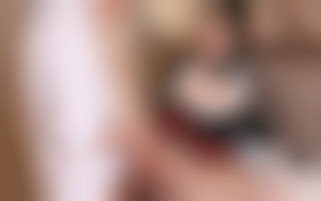 L'étudiante Tiffany se fait surprendre dans les toilettes