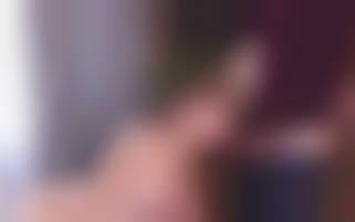 Kristina Sweet lässt sich beim Zubereiten ablenken