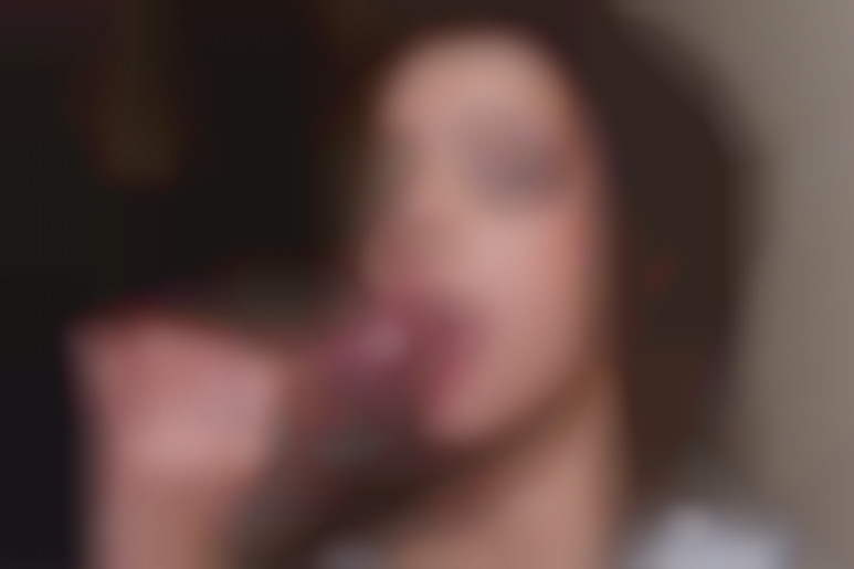 Fellation et gorges profondes de la secrétaire Sophia Laure