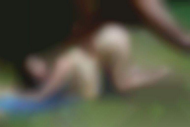 Toujours excitées : plan à trois dans le parc