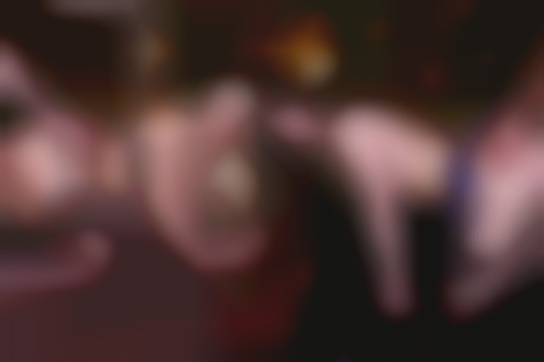 Chloé Lacourt pervertit Manon à une partie fine entres amis