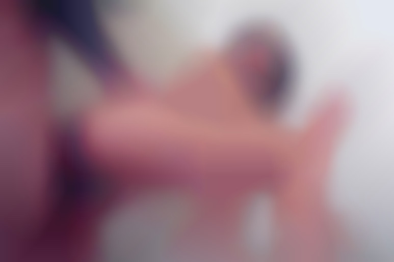 Le nettoyage dans la salle de bain mène au sexe