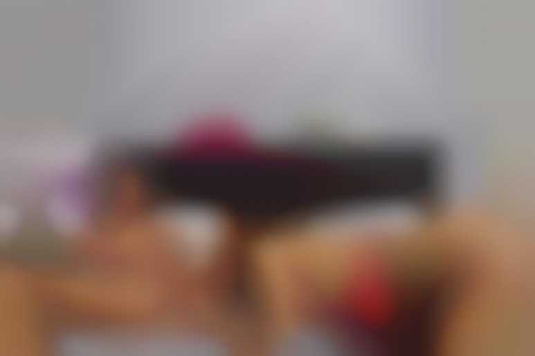 Amirah Adara et Henessy découvrent des sextoys ensemble