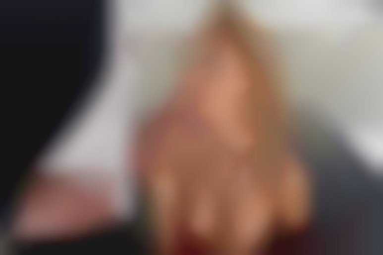 Nancy Ace ist in ihrem roten Kleid unwiderstehlich: schicker und leidenschaftlicher Sex